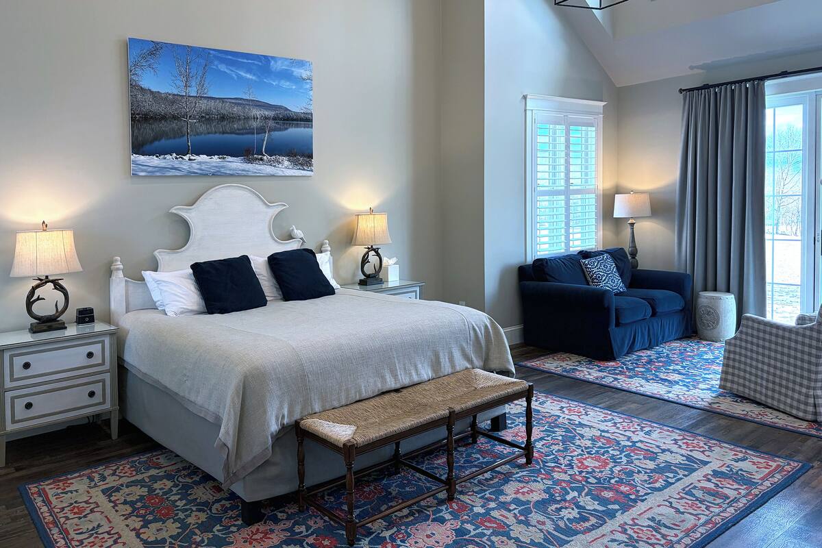 Luxury King Suite #9 | Premium bedding, iron/ironing board, WiFi (free), individually decorated