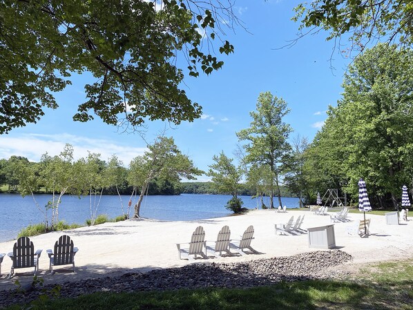 Private beach, white sand, beach umbrellas, beach volleyball - Mountain Springs Lake Resort (Stroudsburg)