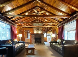 3 Bedroom Cottage 25 | Living area