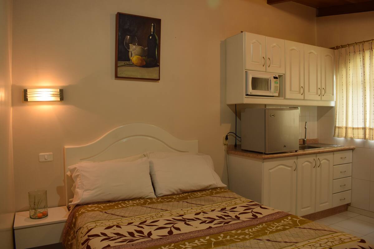 Suite básica, 1 cama doble, no fumadores | Decoración individual, mobiliario individual, cortinas opacas