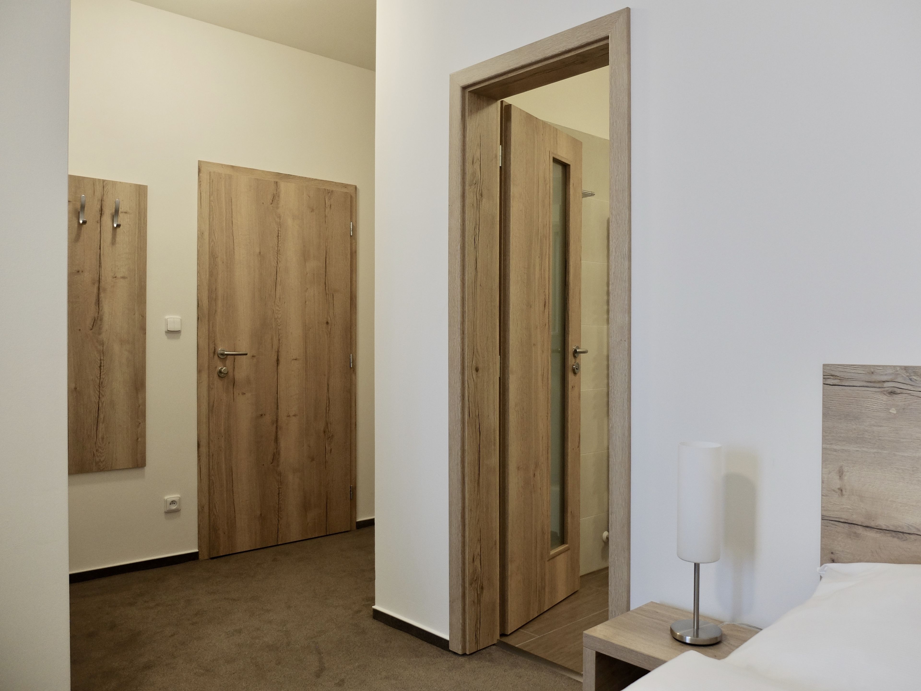 Habitació amb dos llits individuals econòmica | Escriptori, espai de treball apte per a portàtils i cortines opaques 