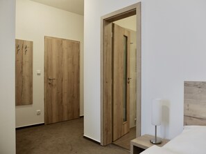 Økonomi-tomannsrom | Skrivebord, skrivebord for bærbar PC og blendingsgardiner