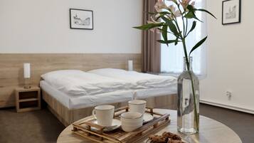 Phòng đôi hoặc 2 giường đơn Tiêu chuẩn | Bàn, khu vực làm việc phù hợp cho laptop, màn/rèm cản sáng