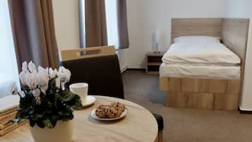 Single Room | Desk, blackout drapes, rollaway beds, free WiFi