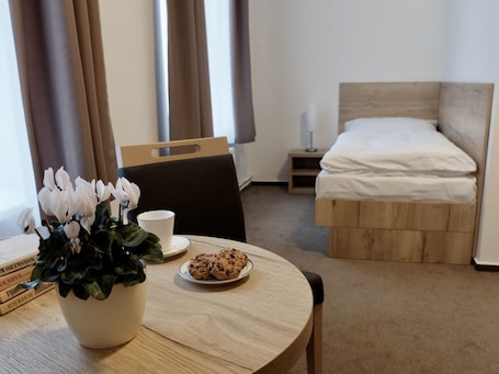 Single Room | Desk, laptop workspace, blackout drapes, free WiFi