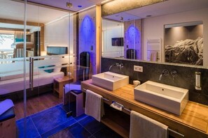 シャワー、バスアメニティ (無料)、ヘアドライヤー、バスローブ