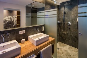Suíte família, sacada, vista para a montanha | Roupas de cama de algodão egípcio, roupas de cama premium