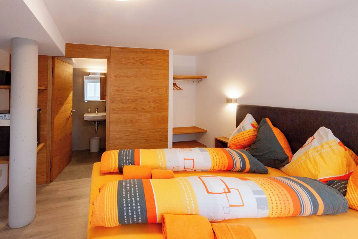 Minibar, in-room safe, desk, WiFi (free)