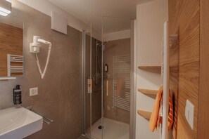 6 Epi Camera doppia letto francese PT | Bathroom | Shower, towels