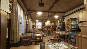 Lunch and dinner served - Ristorante Pensione Chalet Stazione (Poschiavo)