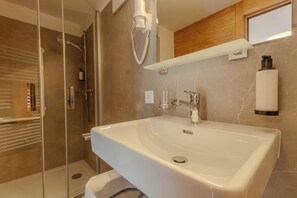 7 Papi Doppia Letto Francese | Baño | Regadera y toallas 