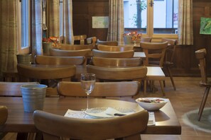 Lunch and dinner served, Italian cuisine