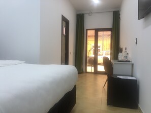 Deluxe Room | Bathroom | Bathtub, jetted bath, hair dryer, bathrobes - Poet Palace Bucharest (Bucharest)