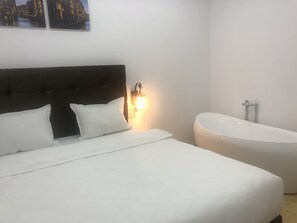 Deluxe Room | Bathroom | Bathtub, jetted bath, hair dryer, bathrobes - Poet Palace Bucharest (Bucharest)