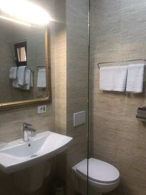 浴缸、按摩浴缸、吹風機、浴袍