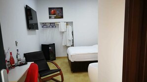 Bathtub, jetted bath, hair dryer, bathrobes - Poet Palace Bucharest (Bucharest)