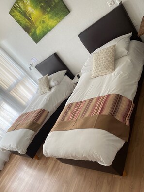 Luxe beddengoed, Select Comfort-bedden, een gratis minibar, een bureau
