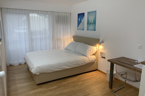 Premium bedding, Select Comfort beds, free minibar, desk