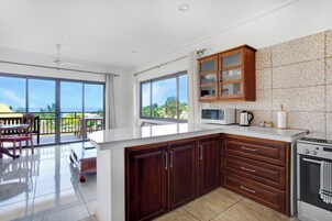 Refrigerador con freezer, microondas, horno, placa de cocina