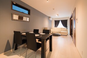 شقة ( 102 ) | تناول الطعام داخل الغرفة