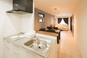 Apartment ( 202 ) | Private kitchenette | Fridge, microwave, stovetop, electric kettle - Beauty Villa Tengachaya 202 (Osaka)