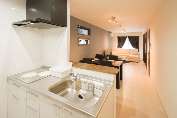 Appartement ( 302 ) | Cuisinette privée | Réfrigérateur, four à micro-ondes, surface de cuisson