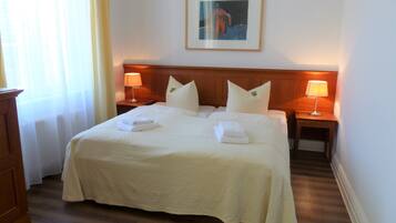 1 bedroom, desk, blackout curtains, soundproofing