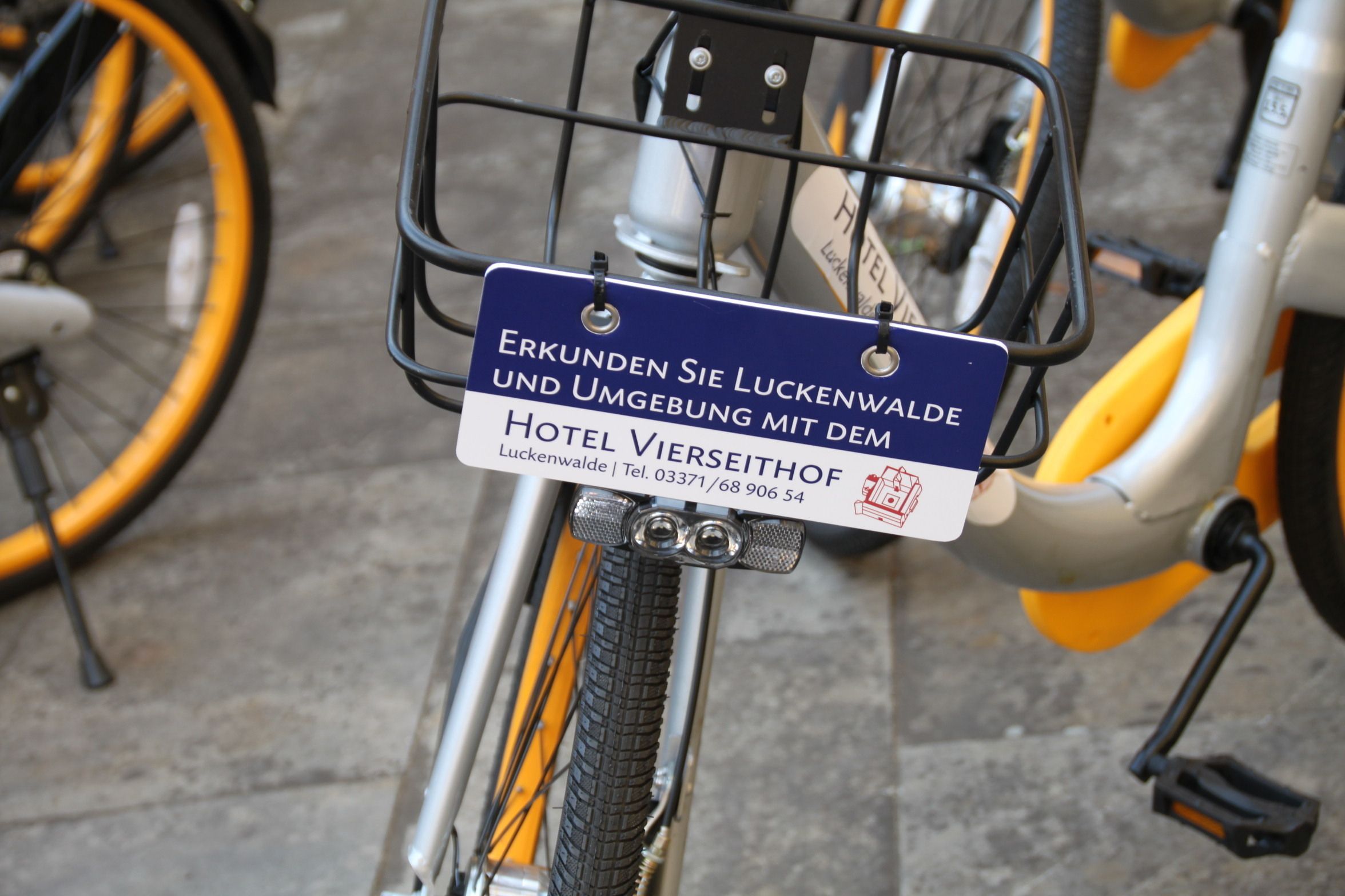 Una bicicleta con un cartel en la parte delantera que indica que está estacionada en el Hotel Vierseithof.