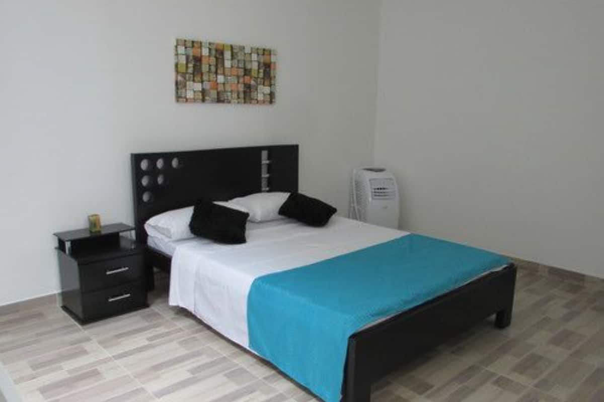 1 habitación, tabla de planchar con plancha, wifi gratis y ropa de cama