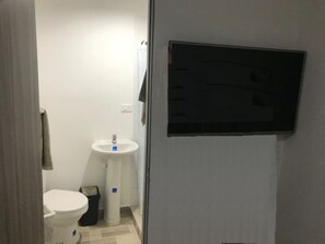 デュープレックス ダブルベッド 1 台ソファーベッド付き 禁煙 | バスルーム | シャワー、ヘアドライヤー、タオル、石鹸