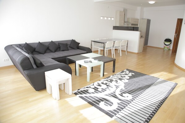 55-inch LED TV with premium channels, TV, first-run movies - Munich vip (Munich)