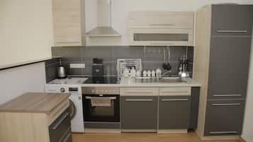 Full-sized fridge, microwave, oven, stovetop