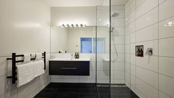 Executive tweepersoonskamer | Badkamer | Designer toiletartikelen, een haardroger, handdoeken