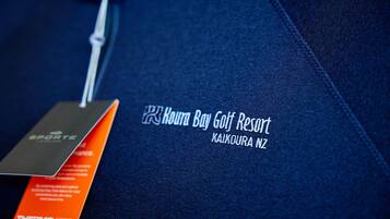 Una prenda azul con una etiqueta que dice "Noh Bay Golf Resort" y "Kaiakura NZ".