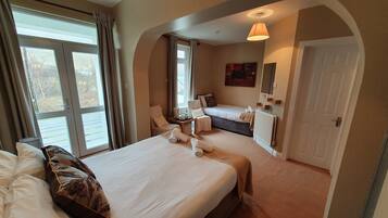 Camera familiare, letti multipli, non fumatori | 1 camera, una scrivania, tende oscuranti, ferro/asse da stiro