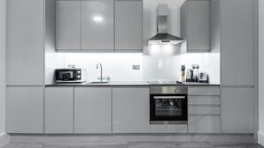 Coffee/tea maker, oven, stovetop, dishwasher - Luxury Apartments in Central London (London)