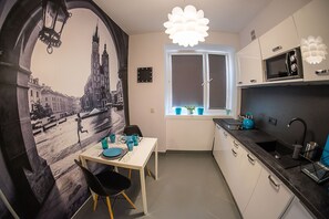 Kühlschrank, Mikrowelle, Herdplatte, Wasserkocher mit Kaffee-/Teezubehör