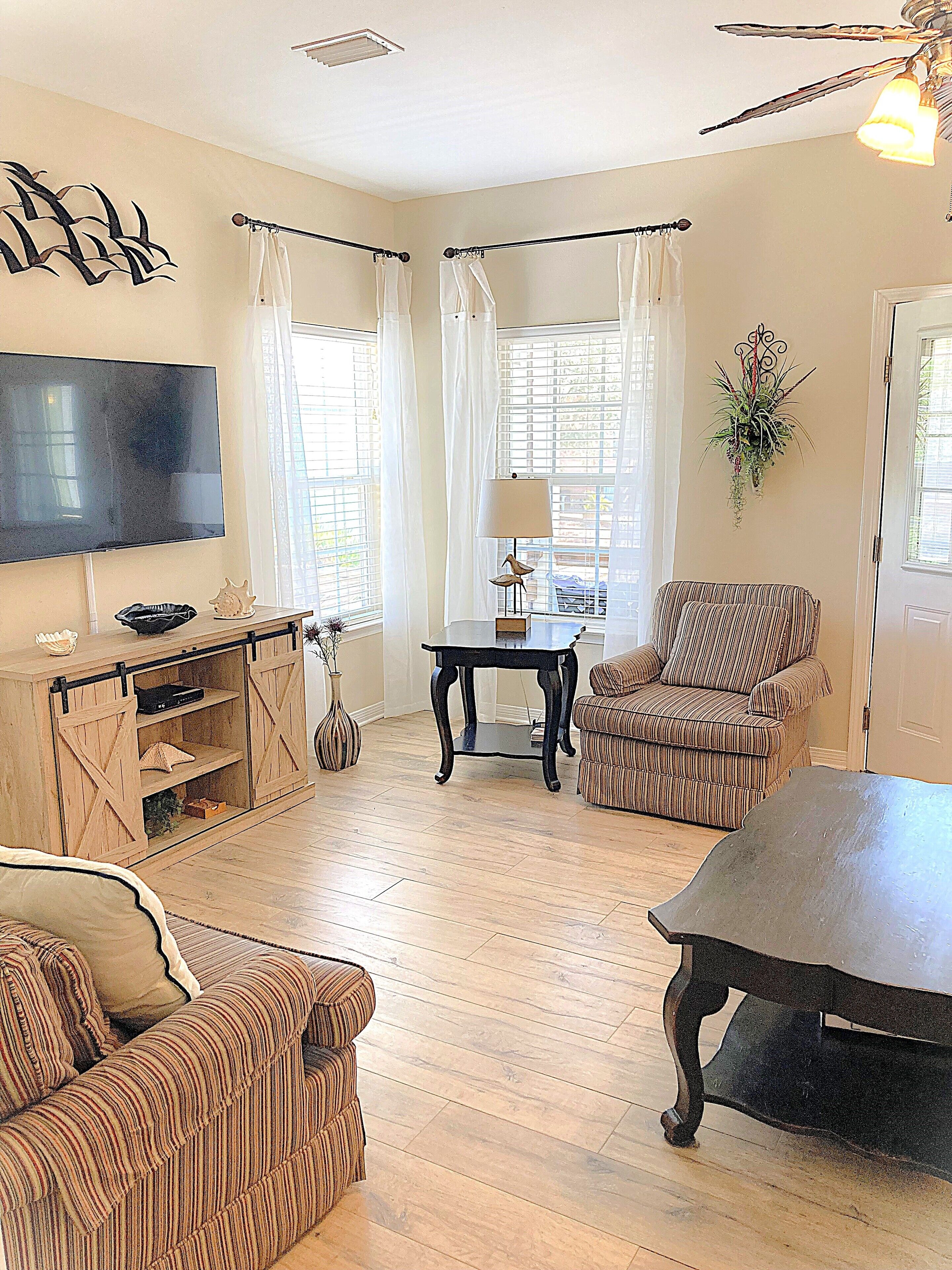 TV connectée, lecteur de DVD, livres, vidéothèque