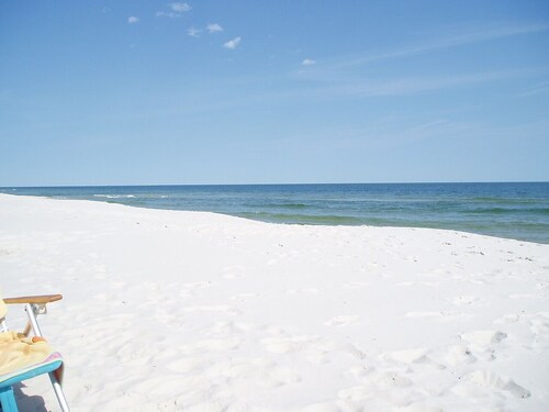 Experience coastal bliss -3 BR Cottage-Pool-Hot Tub-Keyless entry-Porch-Patio