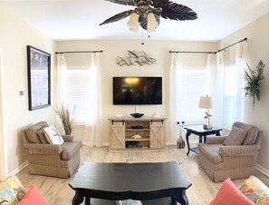 Een smart-tv, een dvd-speler, boeken en een filmbibliotheek