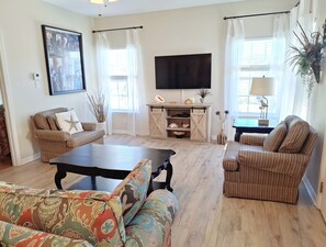 Een smart-tv, een dvd-speler, boeken en een filmbibliotheek