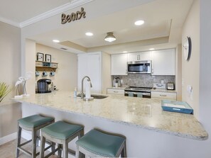 Køleskab, mikrobølgeovn, ovn, kogeplade