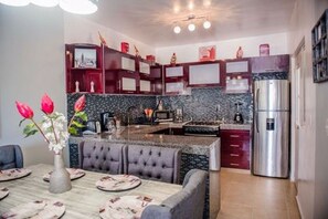 Family House, 2 Bedrooms (3 Baths) | In-room dining - Luxury L&P Suite (Playa del Carmen)