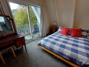 3 bedrooms, desk, iron/ironing board, travel cot