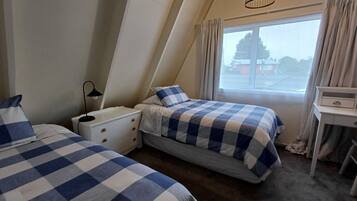 3 bedrooms, desk, iron/ironing board, travel crib