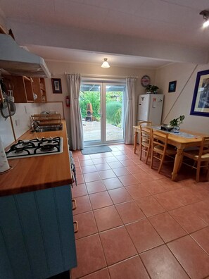 Fridge, microwave, oven, stovetop - The house for all seasons, occasions and ages. Perfect for families! (Greytown)