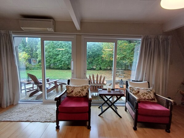 Smart TV, fireplace, DVD player, toys