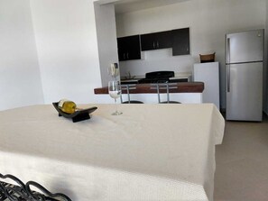 Microondas, cafetera y tetera y utensilios de cocina 