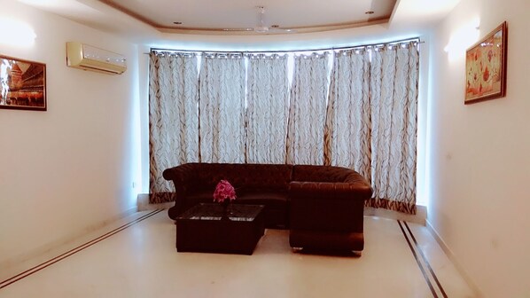 Télévision LED, cheminée, baby-foot, chaîne hi-fi