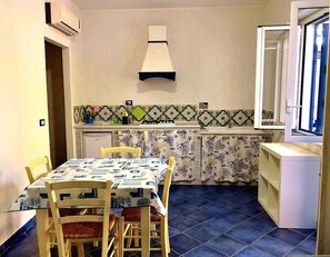 Dining - 2-room apartment in a wonderful seaview resort (Scafa)